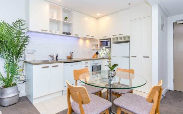 Gorgeous  Apartment With Nice View, Pool & Gym!