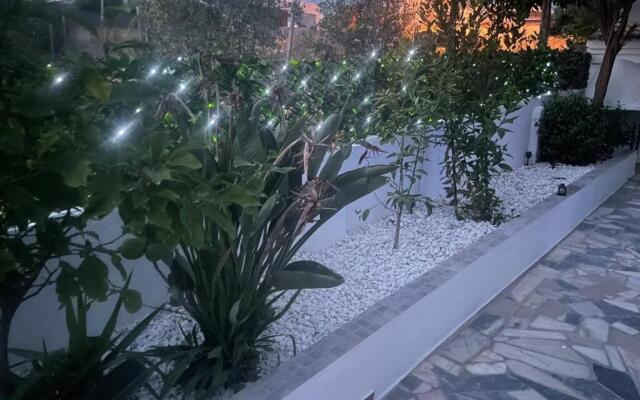 Spacious Villa. Large Rooftop. 4 Bedroom Sleeps 8