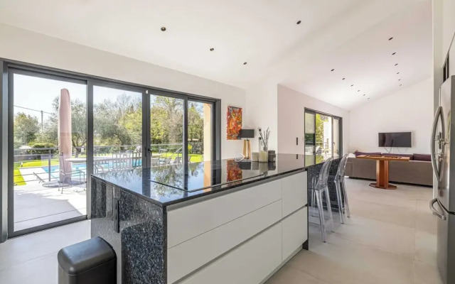 Modern Villa With Heated Pool and Garden