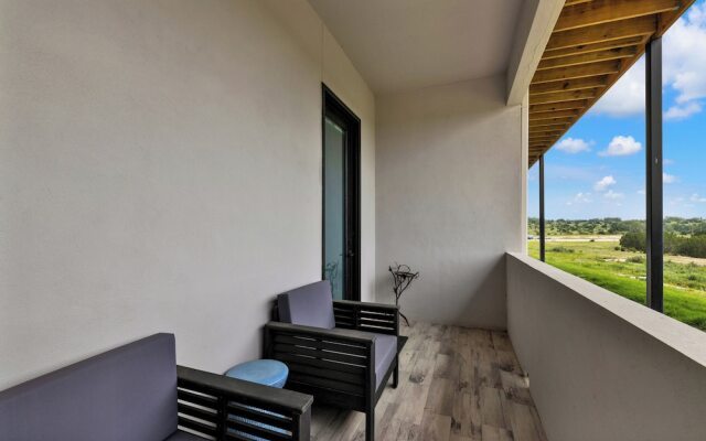 The Bentley Hotel - Sinatra Room - Hill Country View