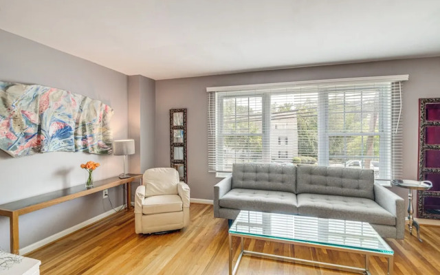 Pet-friendly Arlington Townhome w/ Furnished Patio