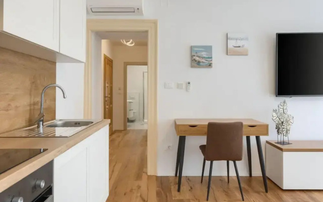 Modern Apartment With Open-air Parking
