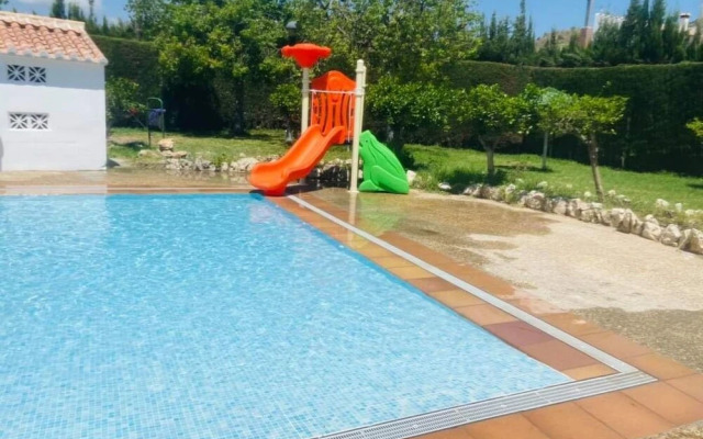 Casa Maruja en Cutar con Jacuzzi y Wifi Fibra