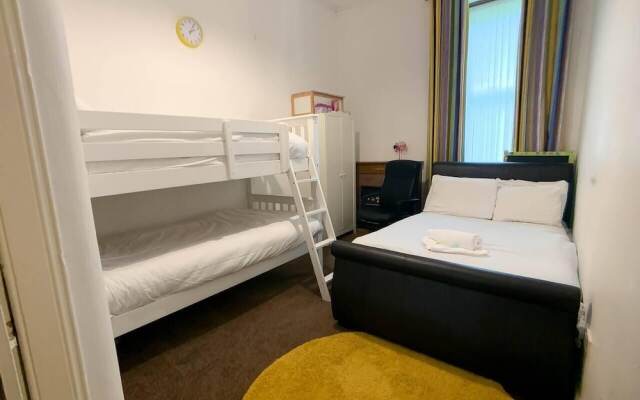 Large Glasgow South Family Home - Free Parking