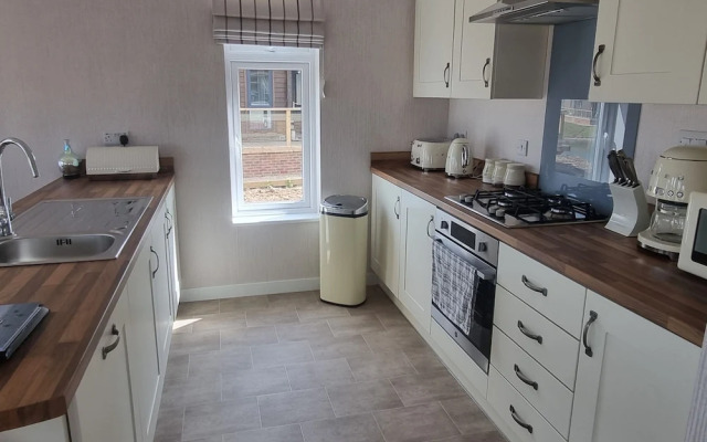 Remarkable 2-bed Luxury Lodge in Routh With Hottub