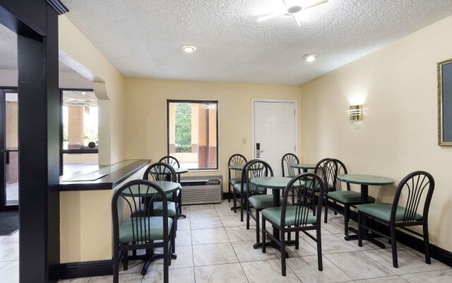 Econo Lodge Clinton - Jackson West