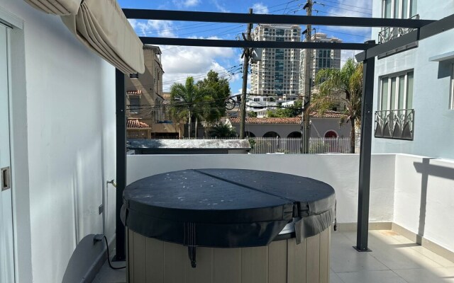 Gorgeous 1-Bedroom Beachside Suite