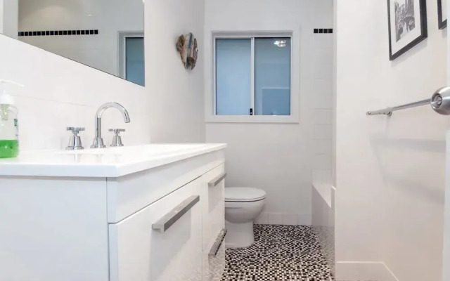 Christmas Bush Avenue No.11