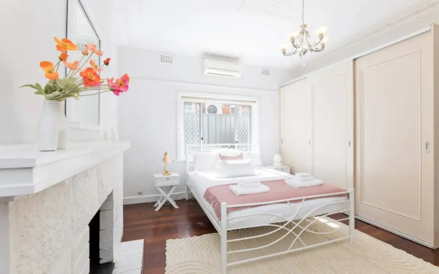 Beautiful 3BR Family Home With Backyard and BBQ