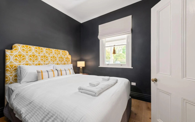 Belle Cottage on March - CBD - High End Heritage – Guest Rooms – Orange