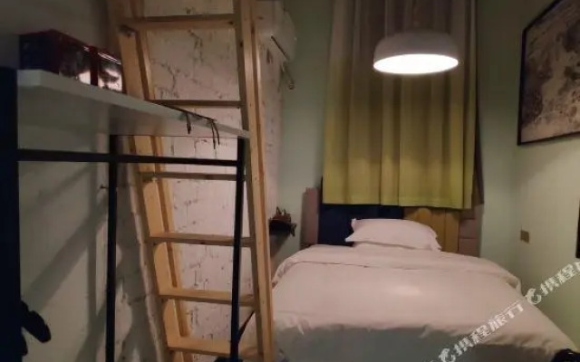 Zaishui Yifang Themed Inn