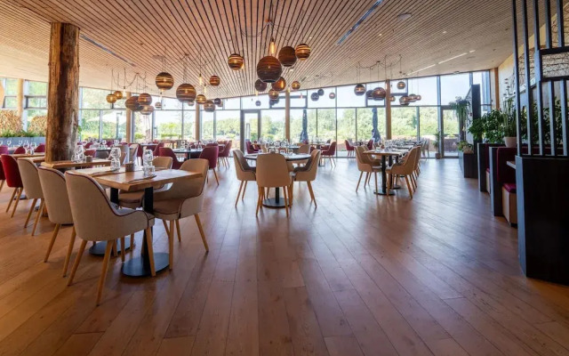 Bungalow With Pool Access