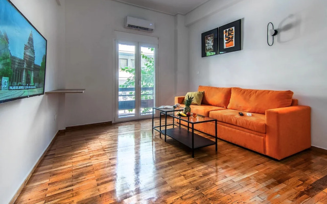 Modern and Stylish Renovated Flat, next to Metro
