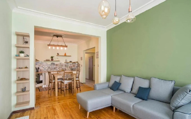 Top Central 2 Bedroom Apartment next to NDK