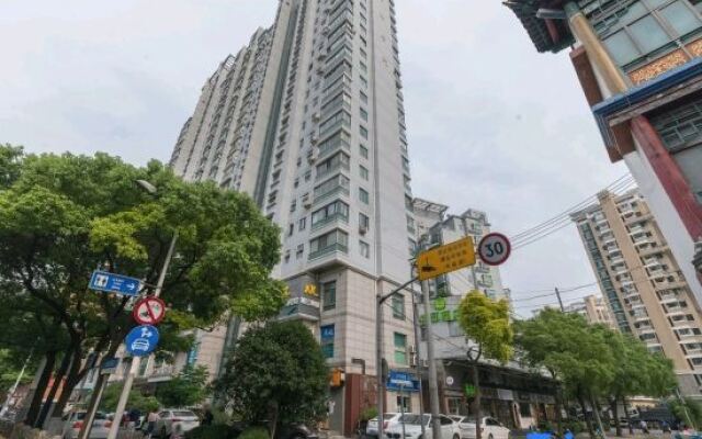 Yunhai Electric Sports Hotel (Yan'an West Road Subway Station)
