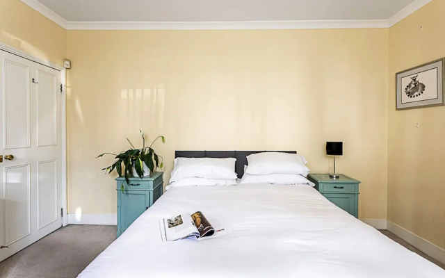 Kensington Retreat With Private Patio