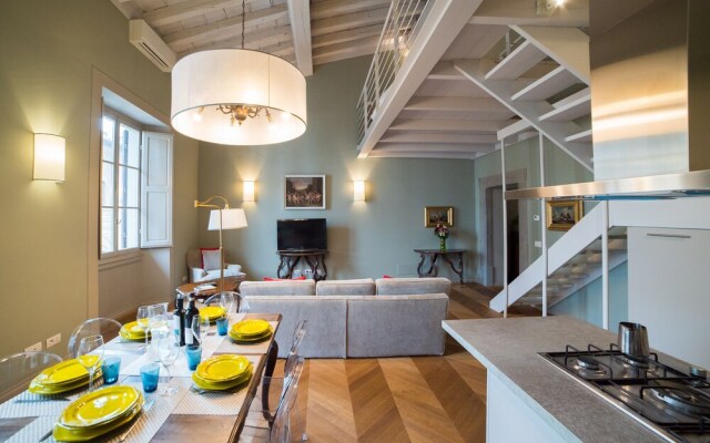 Charming Two Bedroom Apartment in Piazza Strozzi