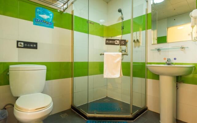 7Days Inn Shanghai Daning International Commercial Plaza YanChang Subway Station