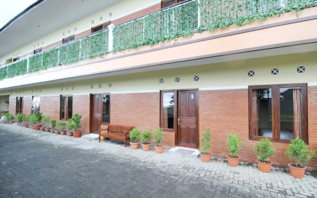 RedDoorz near Desa Wisata Kasongan