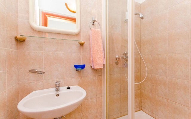 Apartments and Rooms Iva