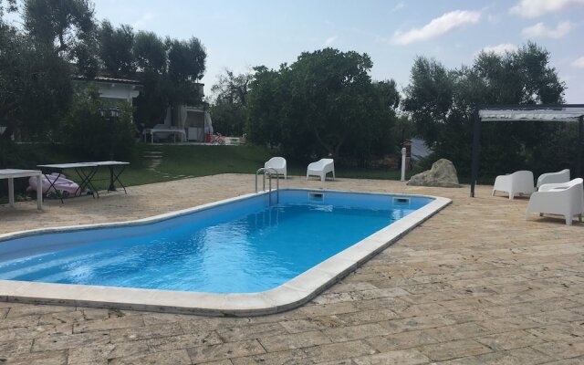 Trullo delle Acacie with pool