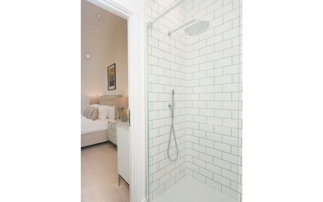 Bright, Newly Refurbished Townhouse in Bath