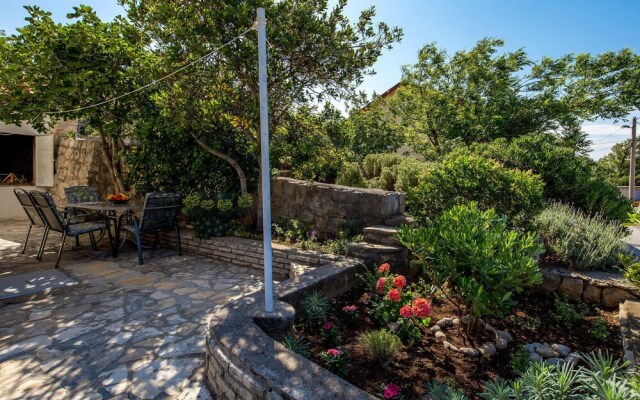 Nice Home in Karlobag With Wifi and 2 Bedrooms