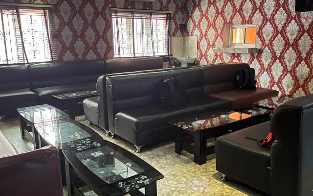 Ice Suites And Apartment