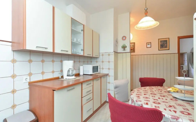 Apartment 725