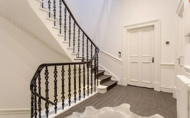 Luxury 4-bedroom Townhouse in Prestigious West End