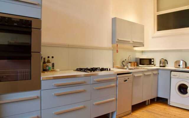 2 Bedroom Bright City Centre Flat Sleeps 4