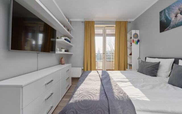 Lively Green Apartment by Renters