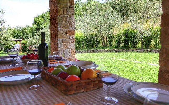 Luxurious Villa in Monte San Savino with Jacuzzi