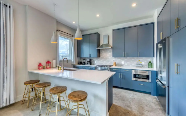 Contemporary Home Centrally Located Near Soco & DT