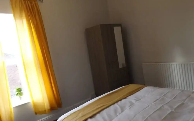 Room in Guest Room - Spacious Double Room in Stoke