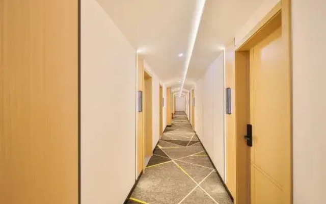 Haikou Muyue Intelligent Hotel (Wuyue Plaza High-speed Railway East Station)