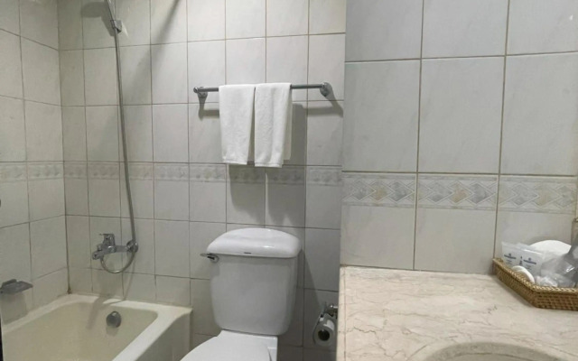 The Golden Peak Hotel & Suites powered by Cocotel