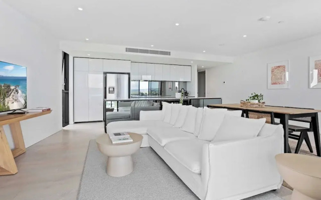Palm Beach Luxury with Hinterland Views