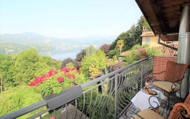 Giglio Flat With Wonderful Lake View and Jacuzzi