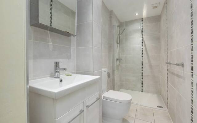 Refined Ground-floor Apt Near Stockbridge Market