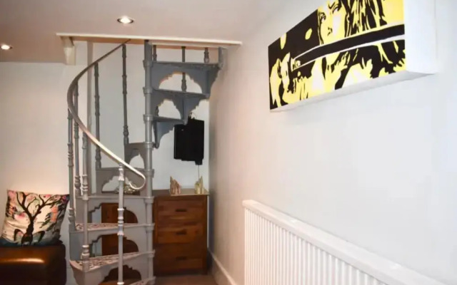 Unique 2 Bedroom Home by Brighton Marina