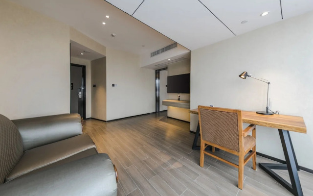 Pesht Premier Hotel