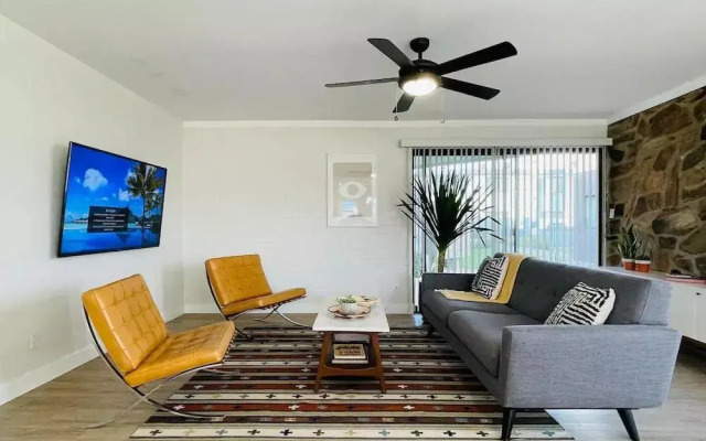 Walkable OTS Mid Century Condo-Pool