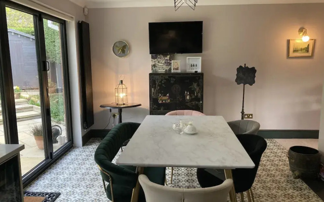 Stunning 2 Bed Bungalow in Liverpool Leafy Suburb