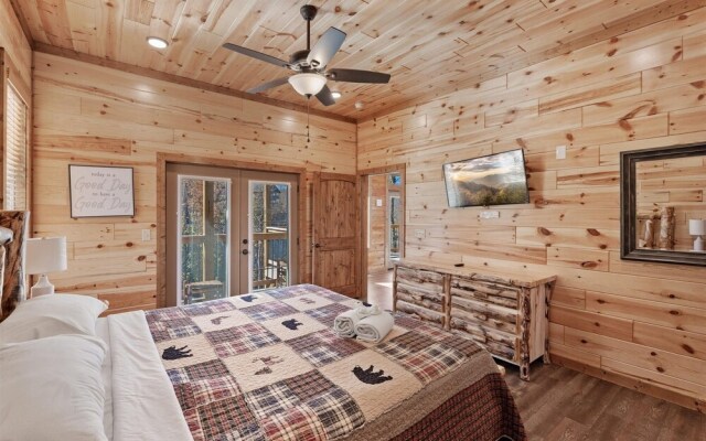 Smokey Treats 5 Bedroom Cabin by RedAwning