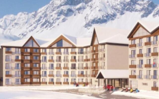 Redco, Twins, New Gudauri