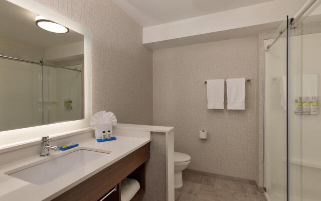 Holiday Inn Express & Suites Portland Airport - Cascade Stn, an IHG Hotel