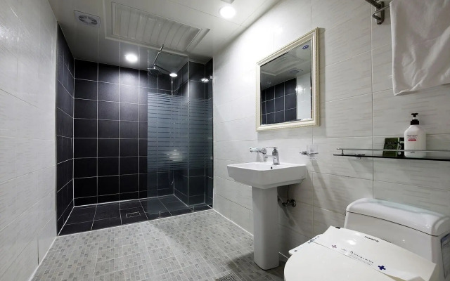 White Tourist Hotel