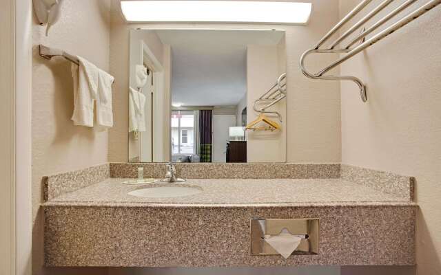 Super 8 by Wyndham Oklahoma/Frontier City