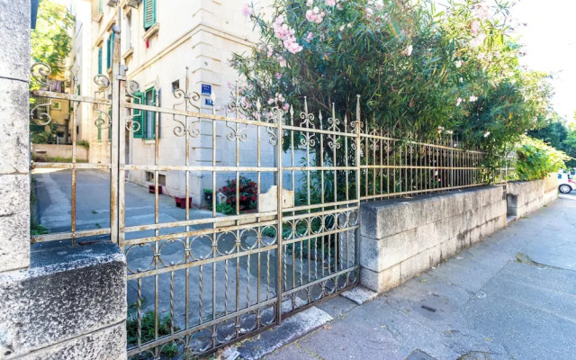 Traditional apartment Bacvice, 3 min walk to the beach